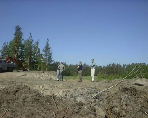 Elim&auml;en kunnanjohtaja ja liikuntatoimensihteeri sek&auml; Kotkan liikuntasihteeri ovat tutustumassa Hiihtomaahan. Esittelij&auml;n&auml; toimi Jukka Lindroos. 6/2002